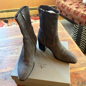 Aquatalia Tilly Stretch Suede Weatherproof Ankle Boots Size 9 $250